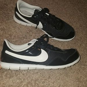 Super cute casual nike shoes black white trainers